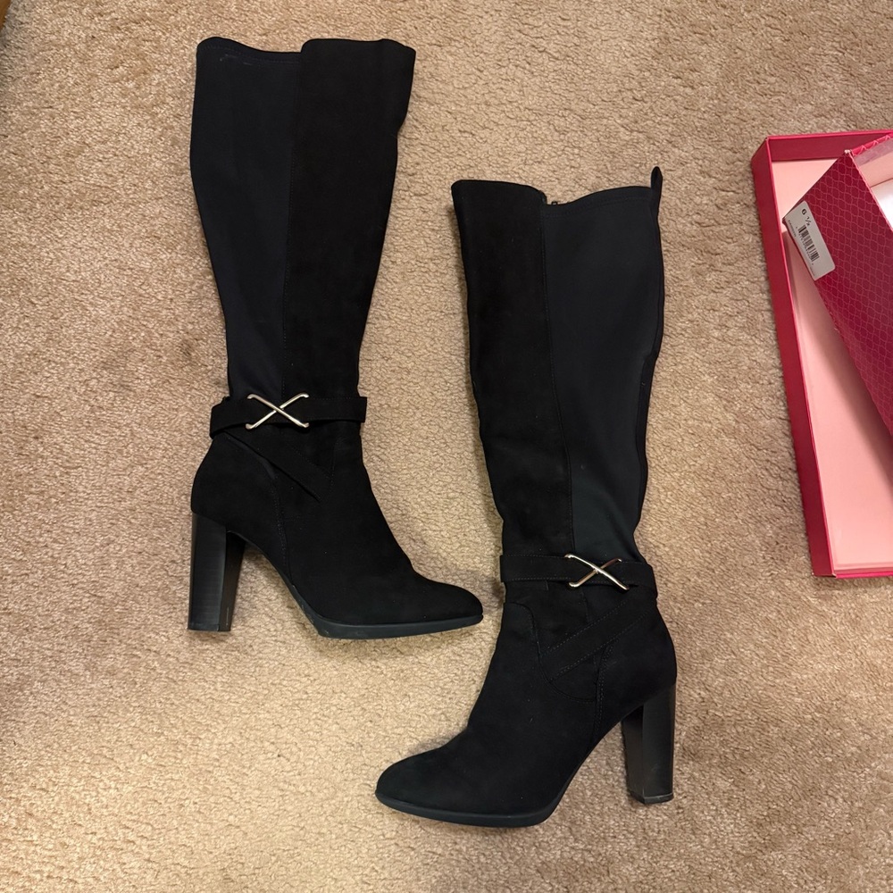 Kelly & Katie Dawsyn - Tall Black Heeled Stretch Boots with Gold Accent